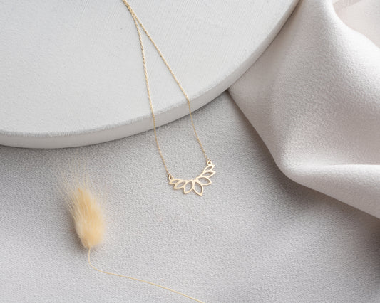 14 Ayar Altın Lotus Çiçeği Kolye Minimalist Hafif Kolye, 1,5 cm Genişlik