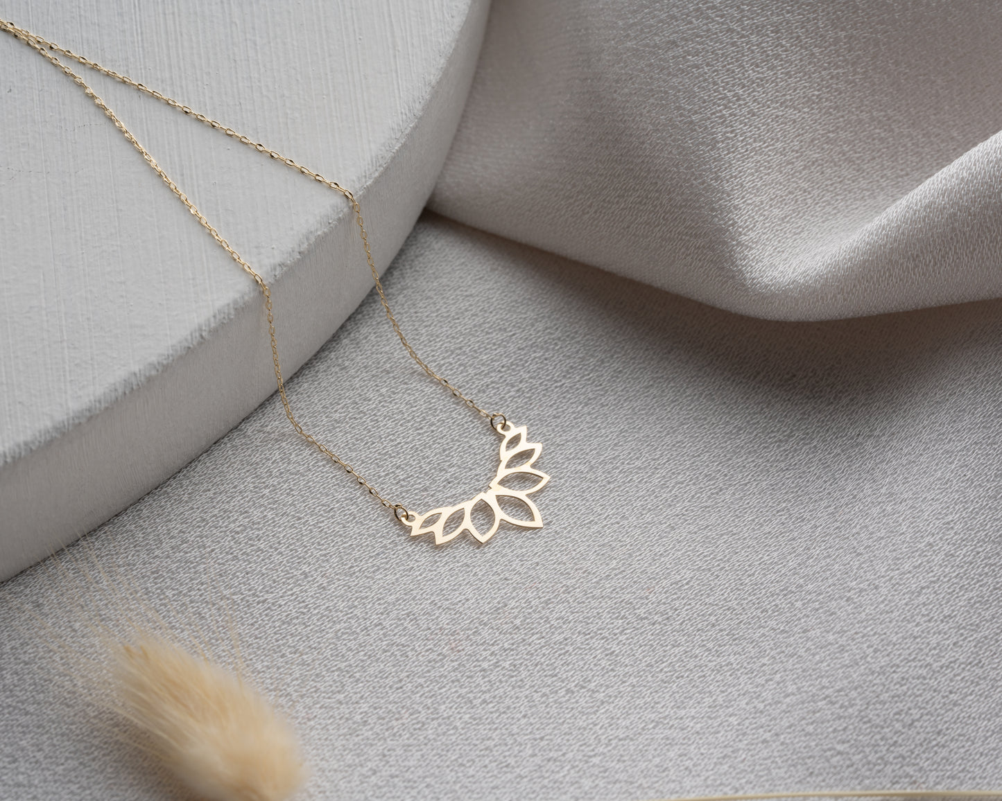 14 Ayar Altın Lotus Çiçeği Kolye Minimalist Hafif Kolye, 1,5 cm Genişlik