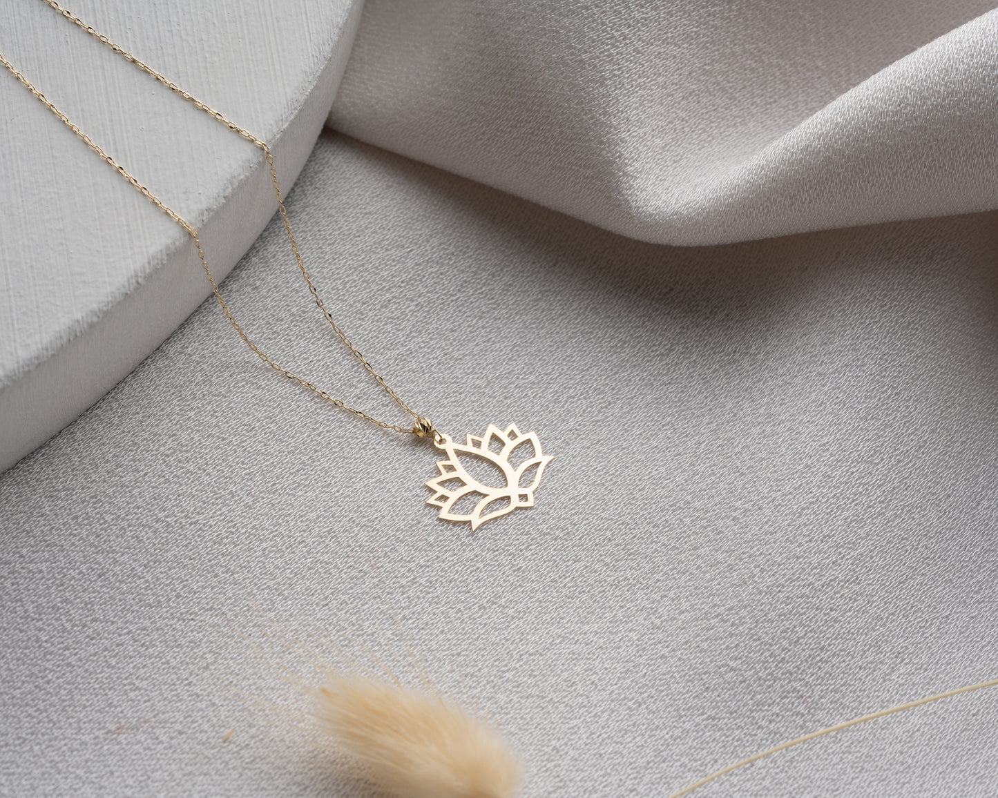 14 Ayar Altın Lotus Çiçeği Kolye Minimalist Hafif Kolye, 1,2 cm Genişlik