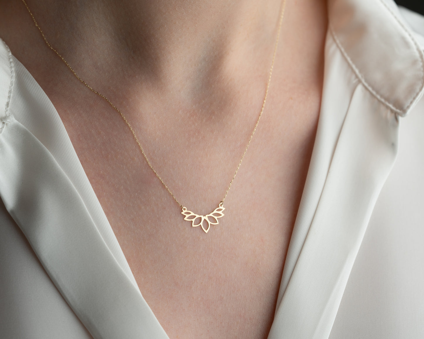 14 Ayar Altın Lotus Çiçeği Kolye Minimalist Hafif Kolye, 1,5 cm Genişlik