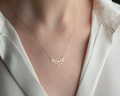 14 Ayar Altın Lotus Çiçeği Kolye Minimalist Hafif Kolye, 1,5 cm Genişlik
