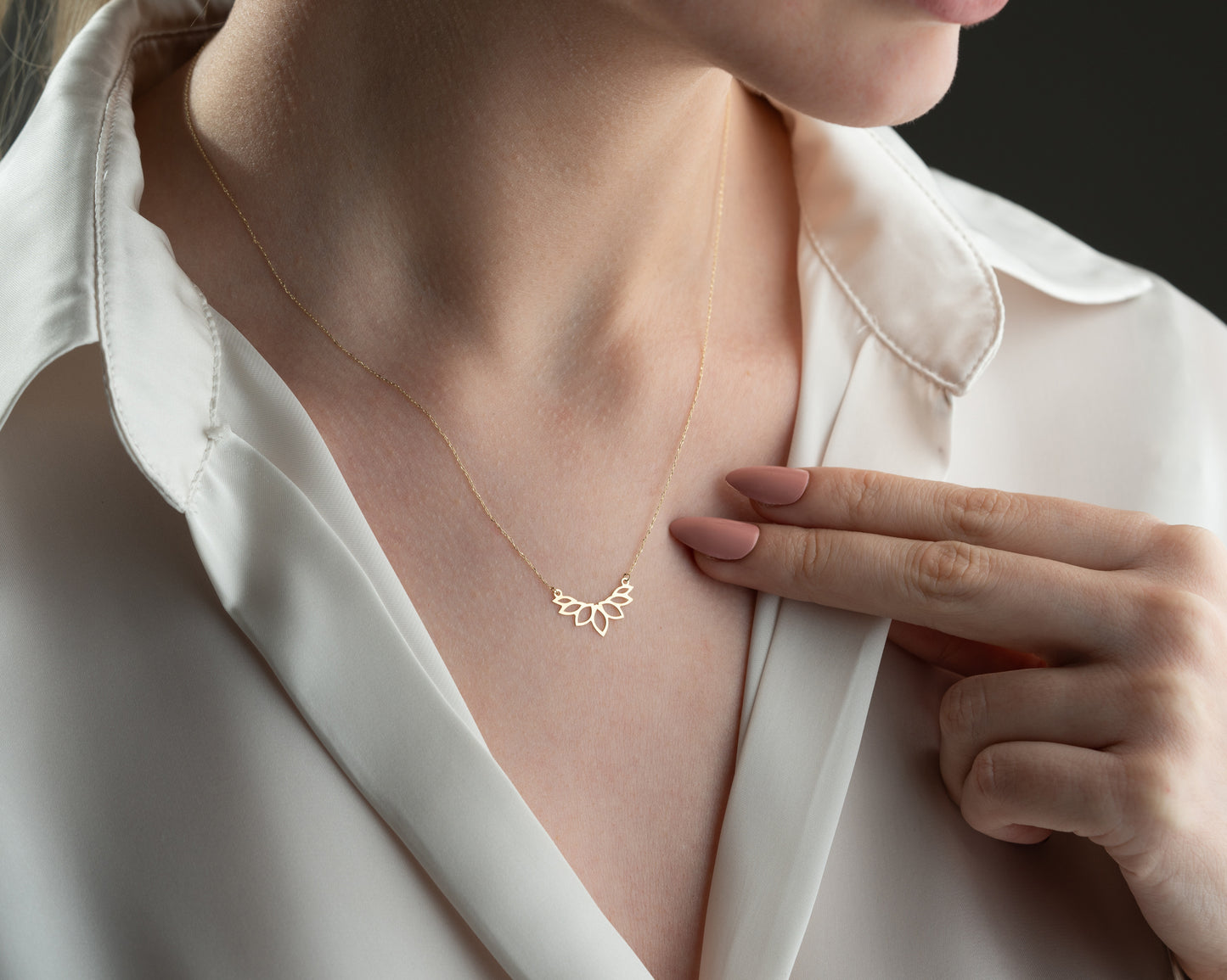 14 Ayar Altın Lotus Çiçeği Kolye Minimalist Hafif Kolye, 1,5 cm Genişlik