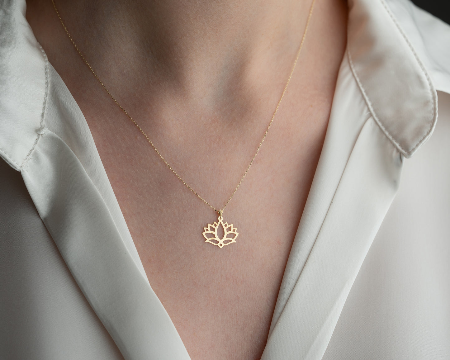 14 Ayar Altın Lotus Çiçeği Kolye Minimalist Hafif Kolye, 1,2 cm Genişlik