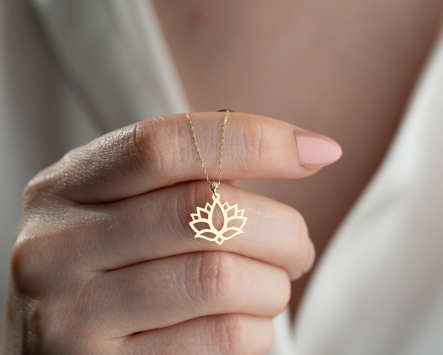 14 Ayar Altın Lotus Çiçeği Kolye Minimalist Hafif Kolye, 1,2 cm Genişlik